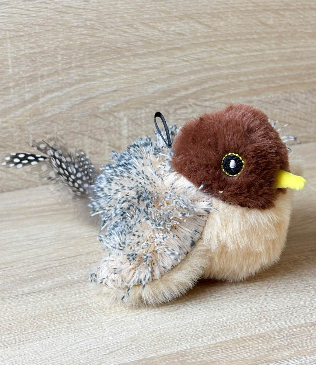 Pájaro interactivo Flappy Bird de Plumora con plumas realistas, vista de cerca